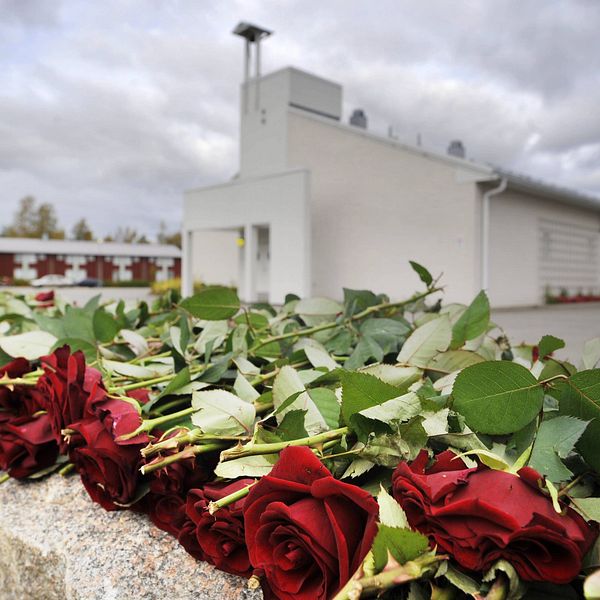 Rosor som lagts ut utanför yrkesskola i Kauhajoki där tio personer dödades under 2008.