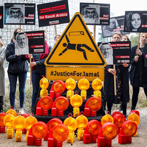 Organisationen Reportrar utan gränser protesterar framför Saudiarabiens ambassad i Berlin i Tyskland. De fördömer mordet på Jamal Khashoggi.