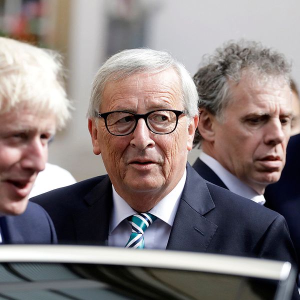 EU-kommissionens ordförande Jean-Claude Juncker och brittiske premiärministern Boris Johnson står brevid varandra, vid en öppen bildörr.