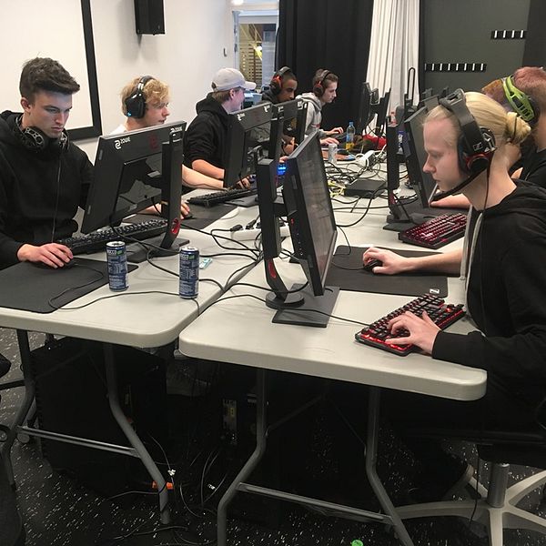 Ungdomar kör e-sport