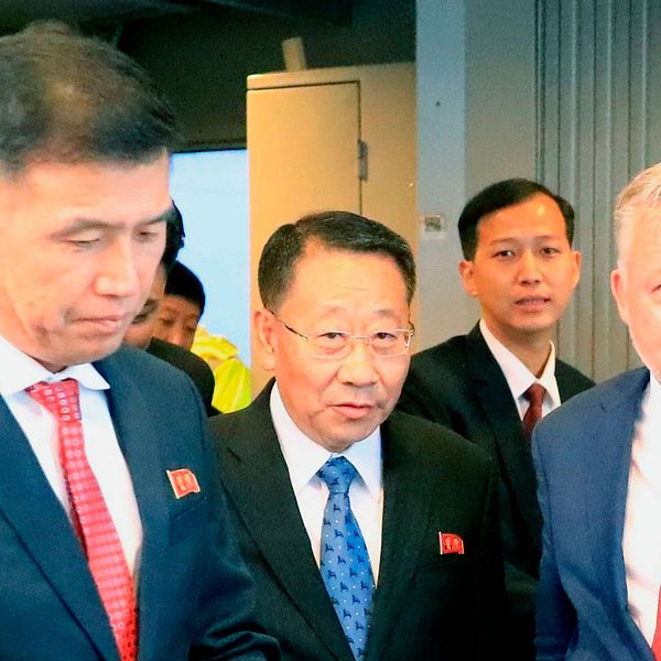 Nordkoreas kärnvapenförhandlare Kim Myong-Gil (mitten) tas emot på Arlanda den 3 oktober 2019 av ambassadör Kent Härstedt (höger).