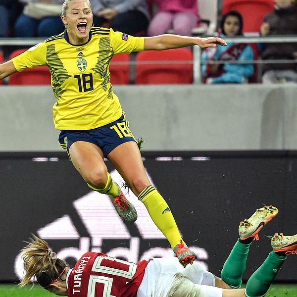 Sveriges Fridolina Rolfö i aktion under fredagens EM-kvalmatch mellan Ungern och Sverige på DVTK-stadion i Miskolc.