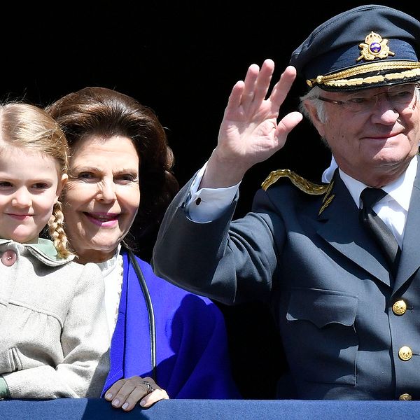 Prinsessan Estelle, drottning Silvia och kungen.