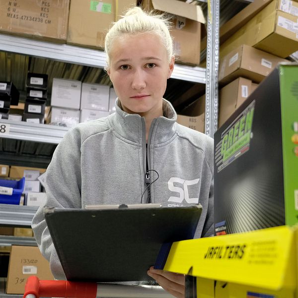 Marika Bergman Lundin, fotbollsspelare i Uppsala Fotboll, jobbar till vardags med att sälja bildelar.