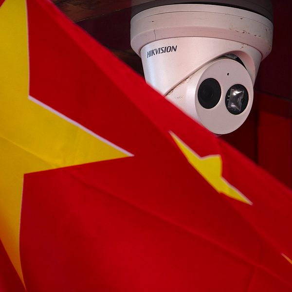 En bild på kinas flagga tillsammans med en övervakningskamera. Flera kinesiska bolag som nu svartlistats i bland annat USA skulle ha använt svensk teknik i sina övervakningskameror.