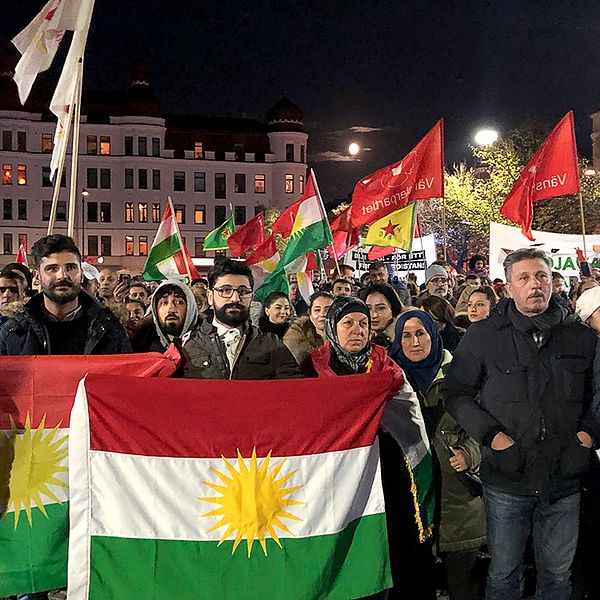 Omkring 300 personer samlades på Möllevångstorget för att protestera mot Turkiets offensiv i norra Syrien.
