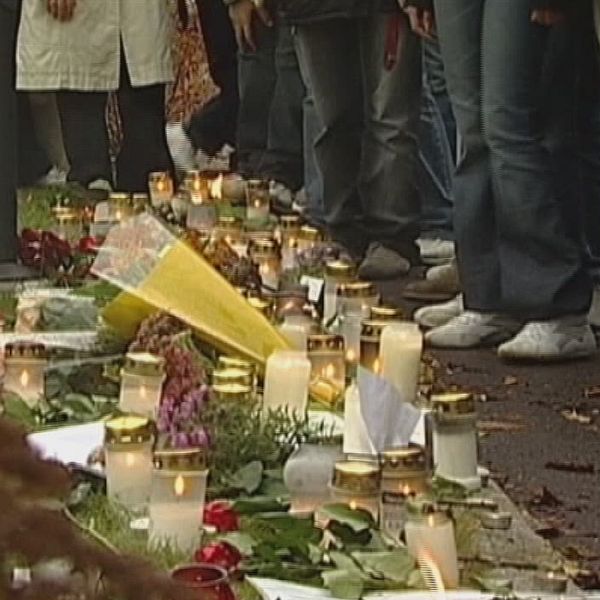 Sörjande på platsen för dubbelmordet i Linköping för 10 år sedan