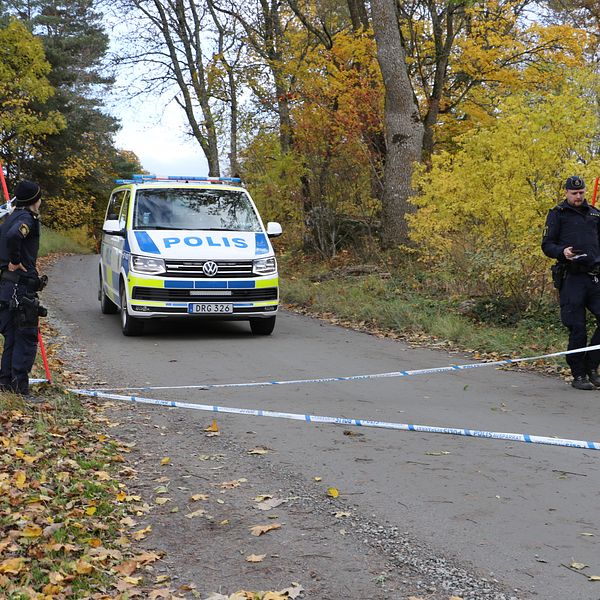 Polis arbetar i närheten av fyndplatsen.