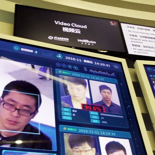 Övervakningssystem med ansiktsigenkänning på en utställning hos den kinesiska mobiljätten Huawei.