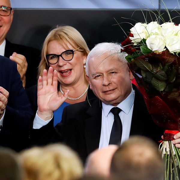 Polske PIS-ledaren Jaroslaw Kaczynski vinkar