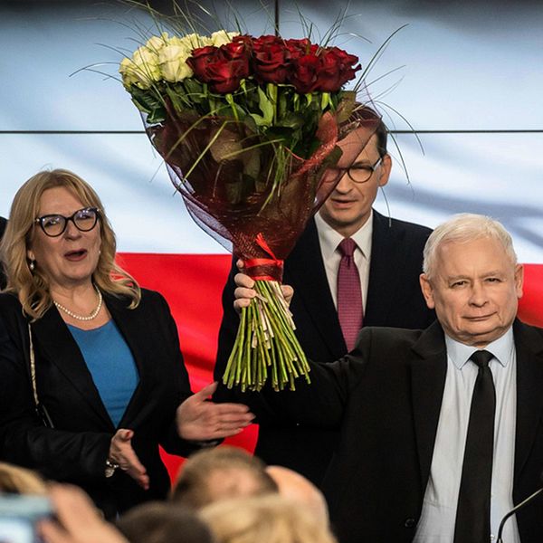 Regeringspartiet Lag och rättvisa vann stort i söndagens parlamentsval. Partiledaren Jaroslaw Kaczynski har utropat sig till segrare.