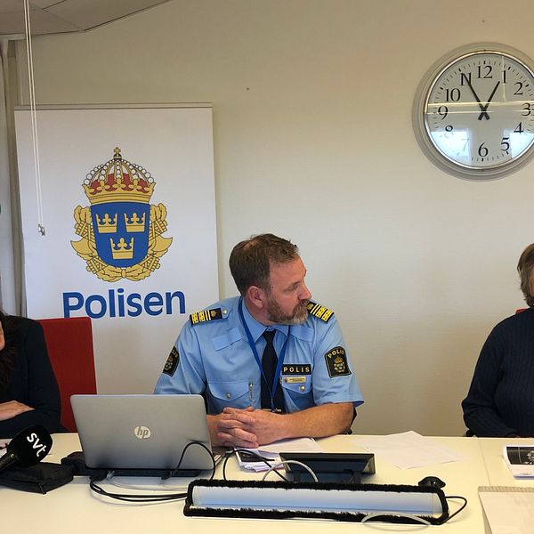 Tre medarbetare hos Polisen sitter vid ett bord och pratar.