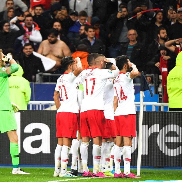Turkiets landslag gör honnören efter 1-1 borta mot Frankrike i EM-kvalet.
