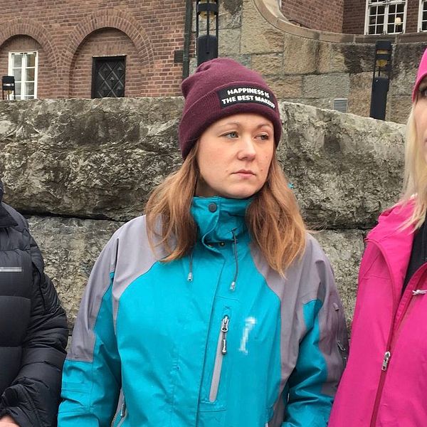 Bild på Caroline Davidsson, Emelie Björklund och Malin Martinsson utanför Rådhuset i Östersund.