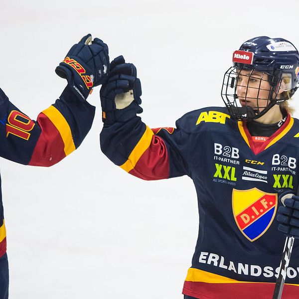 Djurgårdens Alice Östensson jublar efter ett mål mot AIK i december förra året. Arkivbild.
