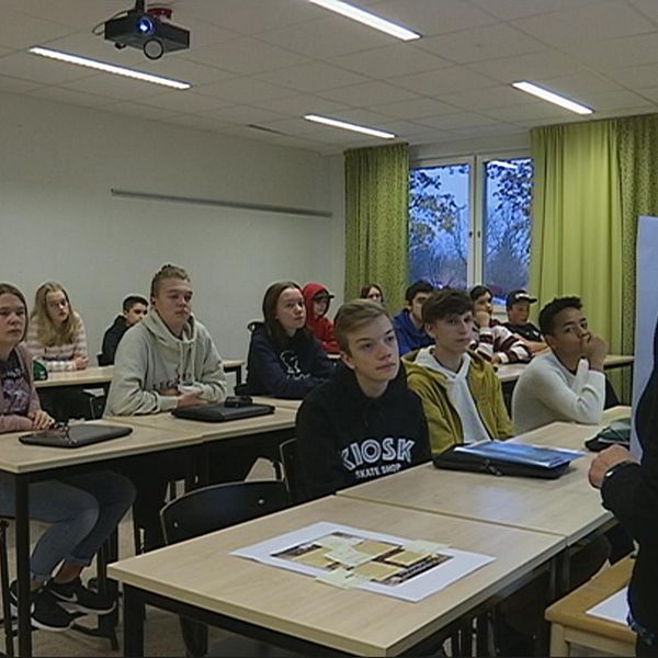 Lärare står inför klass 8C i Mellringeskolan.