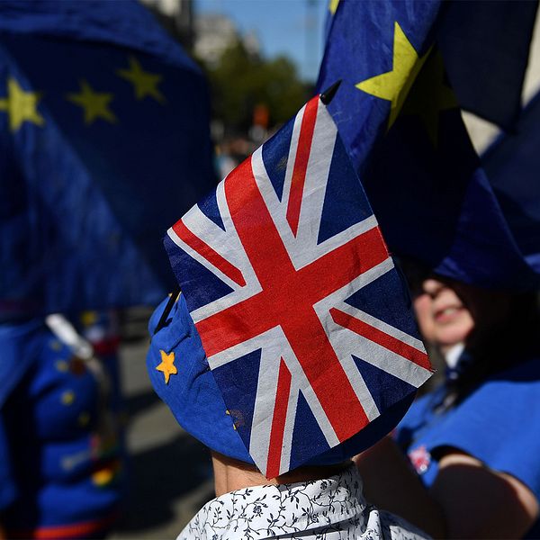 Människor med EU- och Storbritannien-flaggor