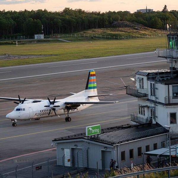 Ett flygplan tillhörande BRA startar vid Bromma flygplats