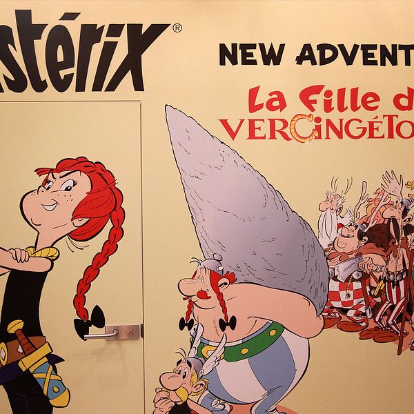 Ett litet steg för människan, ett bautasteg för Asterix. En reklamskylt för nya albumet ”La fille de Vercingétorix”.