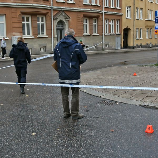 En man i 30-årsåldern har förts med ambulans till sjukhus efter ett större bråk utomhus i Norrköping.