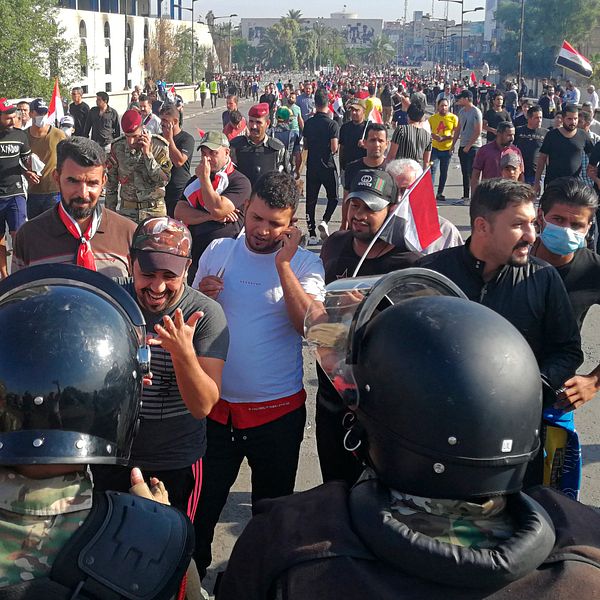 Irakisk kravallpolis har ställt upp medan demonstranter samlas för en demonstration i Bagdad under fredagen.