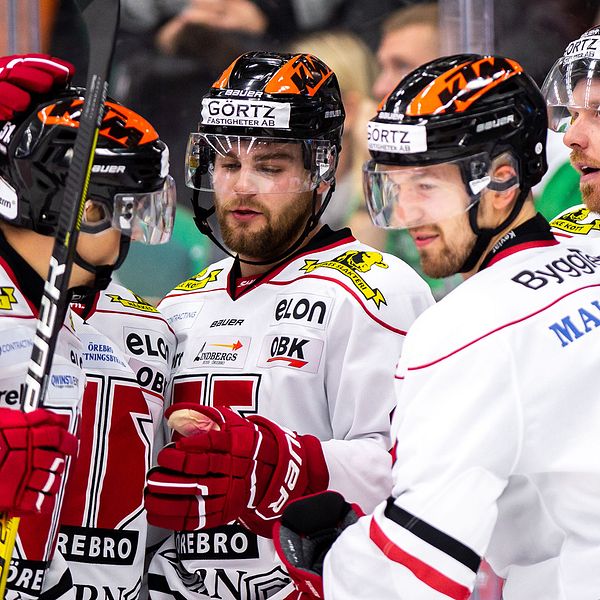 Örebros Ryan Stoa jublar med lagkamrater efter 1-2 under ishockeymatchen i SHL mellan Rögle och Örebro den 26 oktober 2019 i Ängelholm.