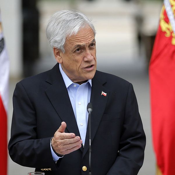 Chiles president Sebastian Piñera gör om sin regering efter omfattande protester i landet.