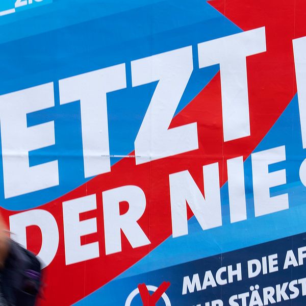 Kvinna som går förbi en valaffisch från partiet Alternativ för Tyskland (AFD) under valet i tyska Thüringen. Det tyska vänsterpartiet Die Linke blev största parti i valet men högernationalistiska AFD ökade kraftigt i valet.