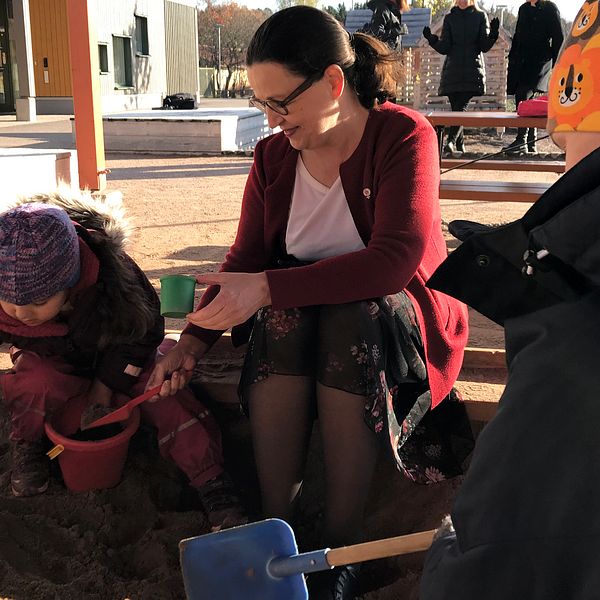 Masa Nassri, 5 år och förskollärare Jessica Eklund fick hjälp av utbildningsminister Anna Ekström (S) att bygga en vulkan i sandlådan.