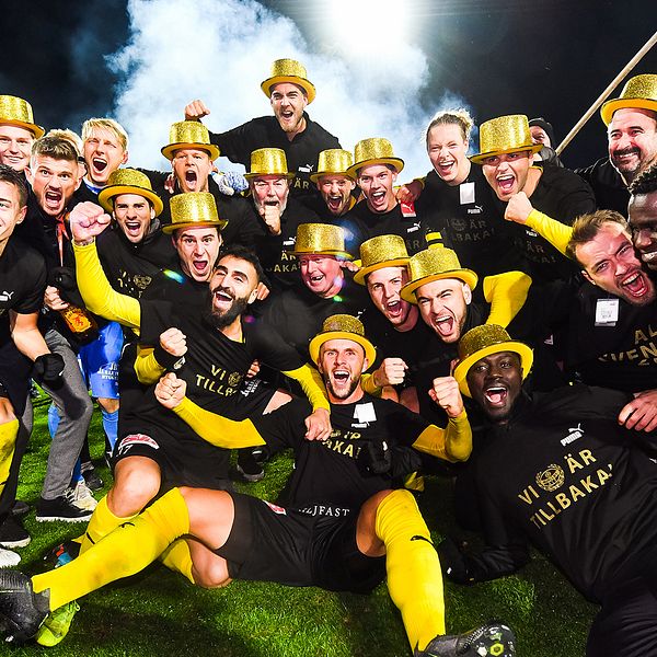 Mjällbys spelare jublar efter avancemanget till allsvenskan 2020.