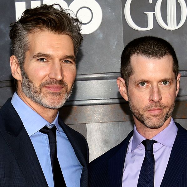 David Benioff och DB Weiss på röda mattan iklädda kostym.