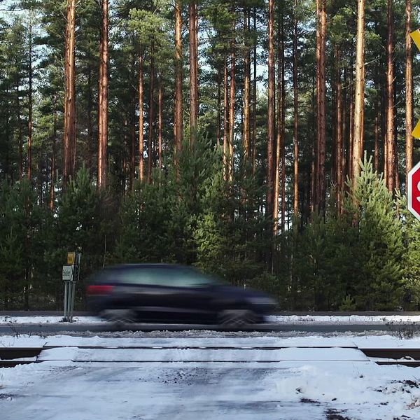 En oskyddad järnvägsövergång utan bommar, ljud och ljussignaler.