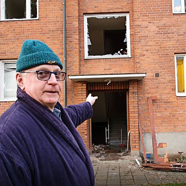 Lars-Olof Olsson bor i ett av de hus som drabbades av explosioner i Helsingborg i natt.