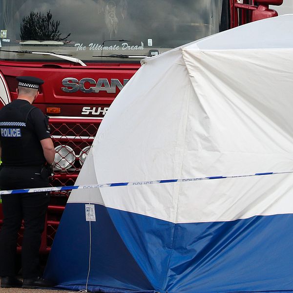 Polis vid brottsplatsen i södra England efter händelsen strax utanför London den 23 oktober.