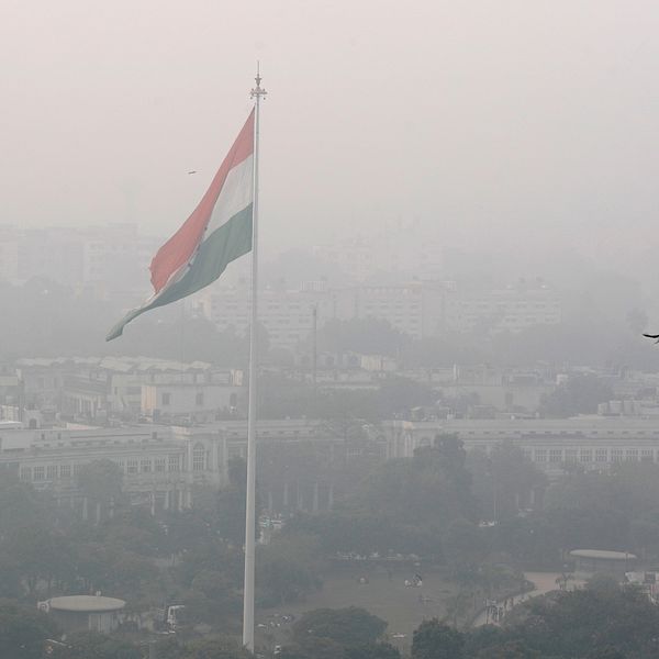 Bild från New Dehli i Indien medkraftig dimma och smog