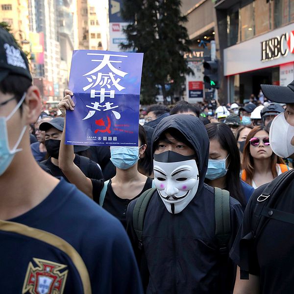 Maskerade protestanter i Hong Kong mot regionens och Fastlandskinas styre.