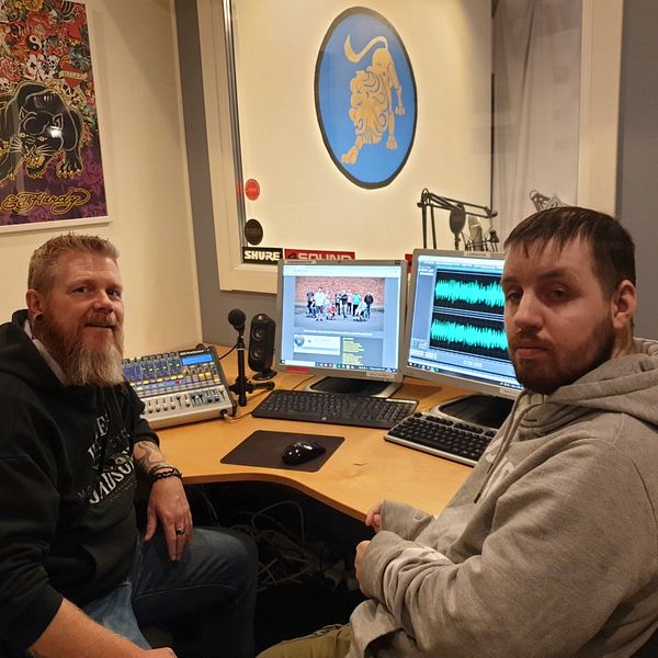 Handledaren Peter och programledaren Daniel sitter utanför studion vid mixerbordet.