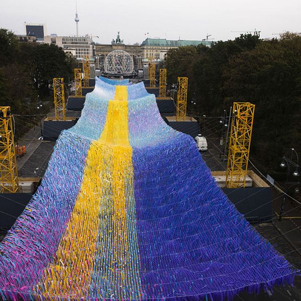 ”Visions in motion” kallas det flygande konstverk som konstnären Patrick Shearn har skapat vid stadsporten Brandenburger Tor i Berlin.