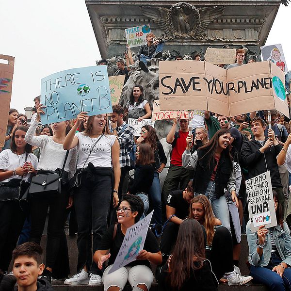 Italienska skolungdomar strejkar för klimatet i Milano