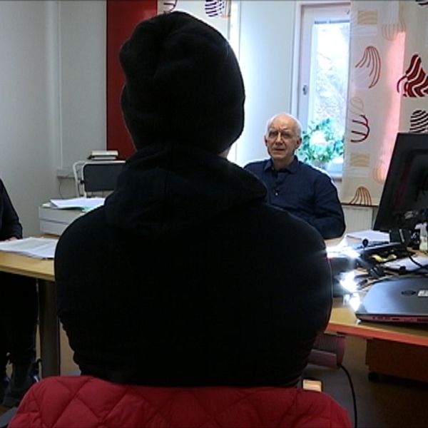 Magnus, hans mamma Susanne och läkaren Håkan sitter och diskuterar hos läkaren.