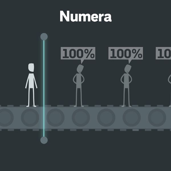 Bilden är en grafik som visar personer som åker på rullband genom en scanner och bedöms ha full arbetsförmåga eller ingen arbetsförmåga alls.