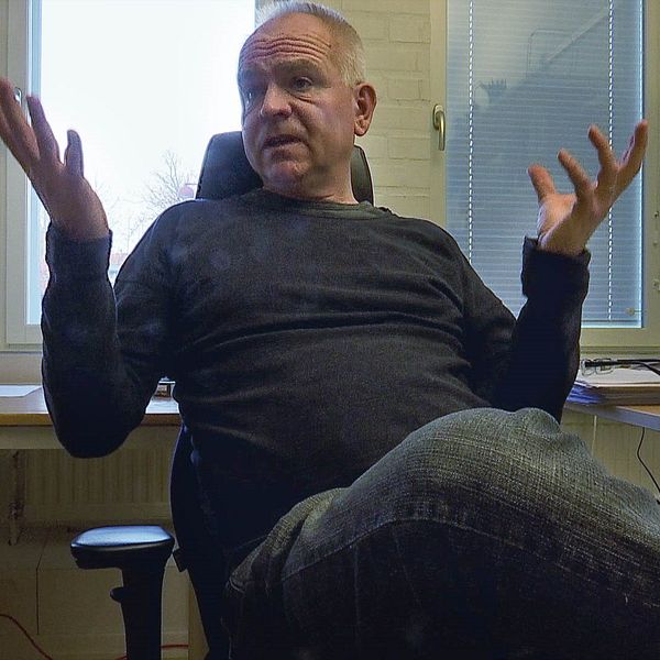Magnus Wikström, professor i nationalekonomi vid Umeå universitet på sitt kontor.