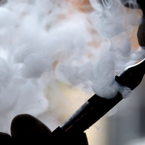 Vitamin E-acetat kan ligga bakom de skador som drabbat rökare av e-cigaretter. Arkivbild på en man som röker e-cigarett.