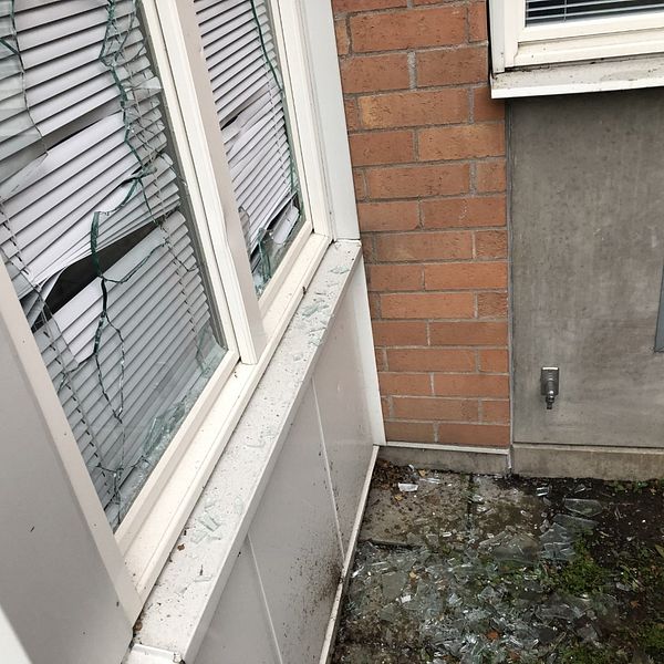 Krossade fönster i Rönninge