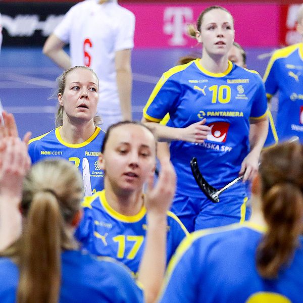 Sveriges Cornelia Fjellstedt och Amanda Delgado Johansson jublar med lagkamrater en match mot Schweiz i oktober.
