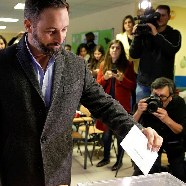 Santiago Abascal, som leder nationalistpartiet Vox, blev den store segerherren i söndagens spanska nyval. Här röstar han i Madrid.