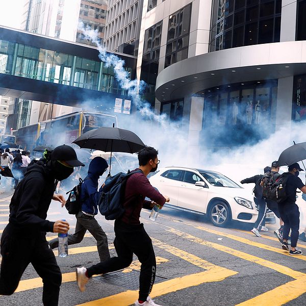 Demonstranter i Hongkong flyr undan tårgas.