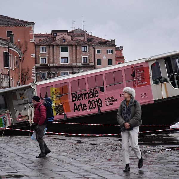 En båt i Venedig som drabbats av översvämningarna.