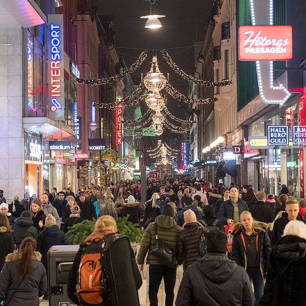 Människor som julhandlar på Drottninggatan i Stockholm