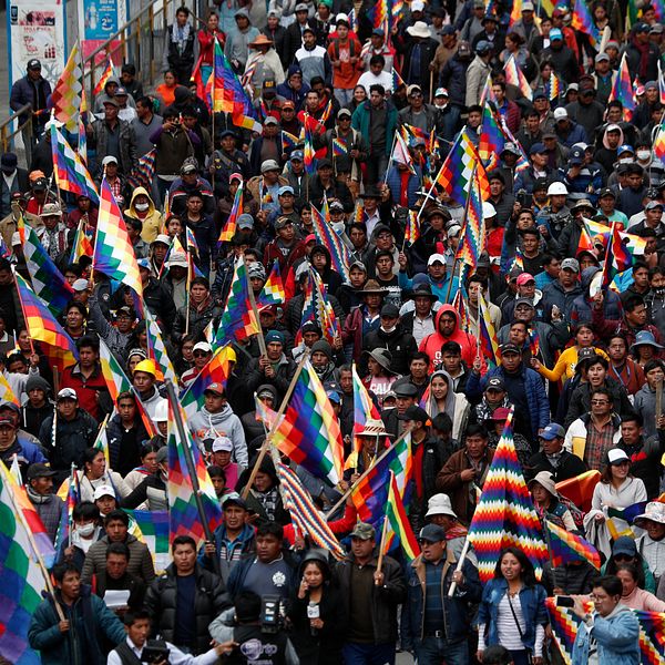 Demonstranter i Bolivia som stödjer tidigare presidenten Evo Morales i La Paz Bolivia.